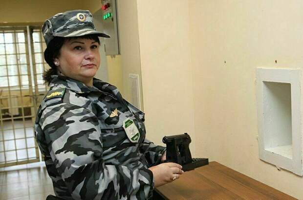 Сотрудниц охраны железной дороги впервые оденут в платья