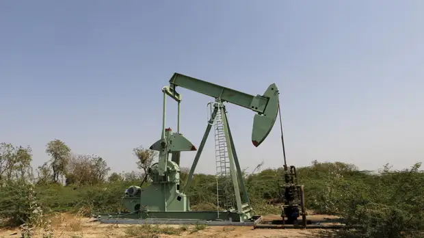 Мировые цены на нефть незначительно снижаются