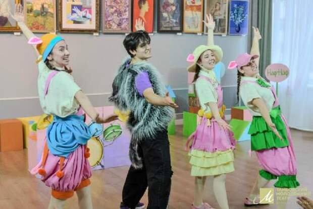 Любимый юными зрителями спектакль про поросят вернулся в репертуар ТМТ