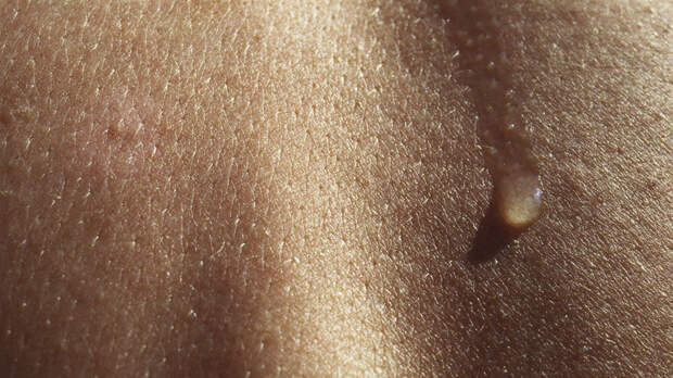 Врач Болибок предупредил об опасности контакта кожи и снега с реагентами