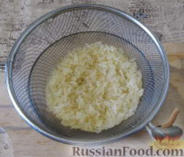 Фото приготовления рецепта: Пряный рис с изюмом и миндалем - шаг №3