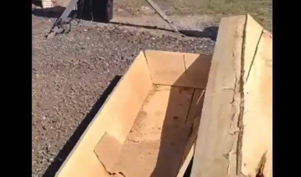 Водители установили гроб рядом с камерами видеонаблюдения недалеко от Соль-Илецка