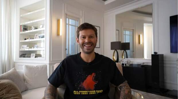 300 пар кроссовок и рояль: Смолов показал семейное гнездо