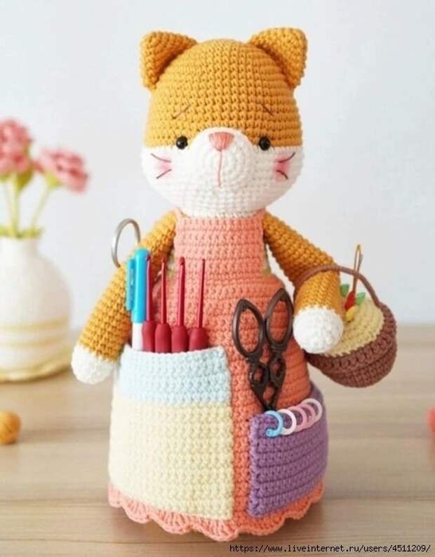 Вязаные косметички и органайзеры, созданные при помощи крючка, стали популярным и практичным аксессуаром для хранения различных предметов.-24