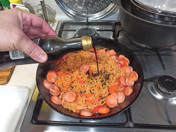 Знакомый повар поделился необычным рецептом вкусного и бюджетного Доширака, который готовится за 5 минут