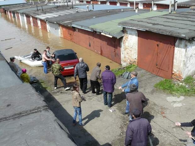 Как спасали автомобили из затопленных гаражей Как спасали автомобили из затопленных гаражей