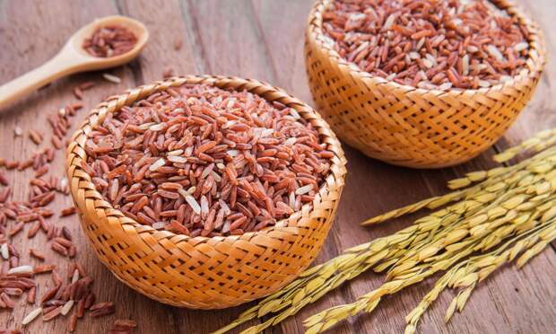 От плохого холестерина и приливов: как лучше готовить красный рис, советует диетолог