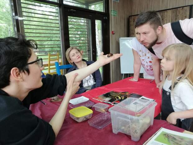 Гости летней читальни в парке «Кузьминки-Люблино» познакомились с ручными насекомыми