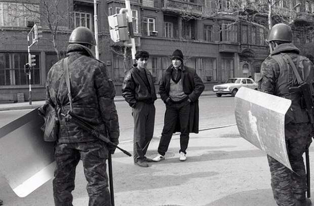 Солдаты на улице города Баку после введения военного положения в 1990 году. / Фото: rusplt.ru Солдаты на улице города Баку после введения военного положения в 1990 году. / Фото: rusplt.ru
