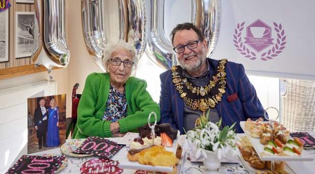 100-летняя англичанка назвала лучший напиток для достижения долголетия