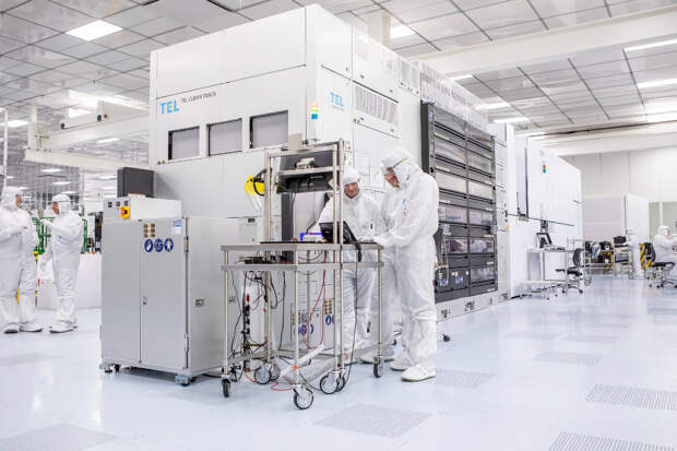 На первом плане коатер/проявитель Tokyo Electron, далее — EUV фотолитограф ASML. На полупроводниковых фабриках они всегда рядом. Изображение: imec-int.com