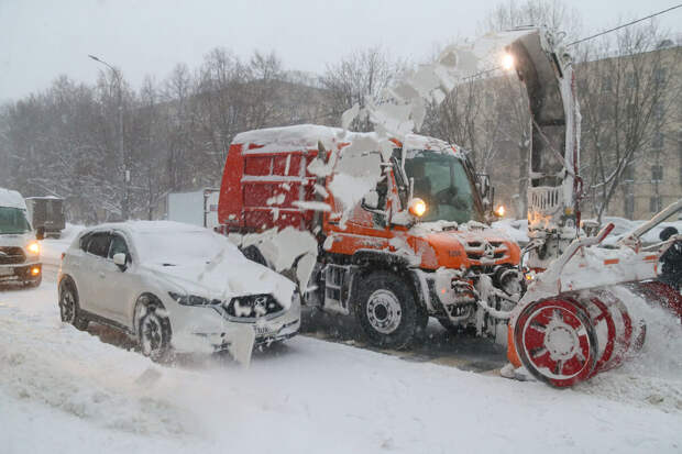 Дептранс Москвы призвал водителей пересесть на метро 16 января из-за непогоды