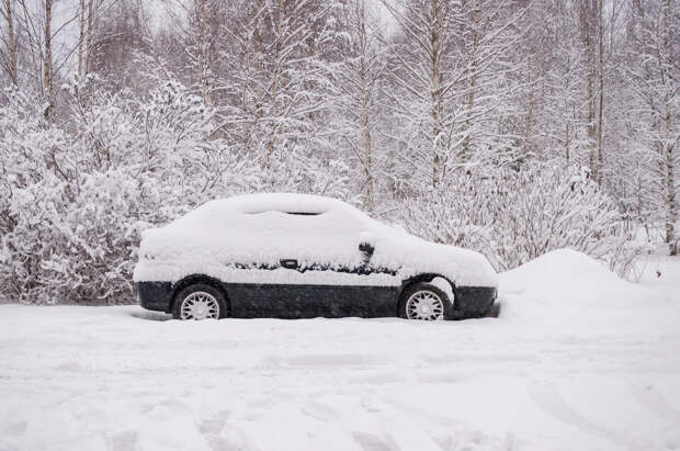 В МЧС перечислили способы правильно откапывать автомобиль из-под снега