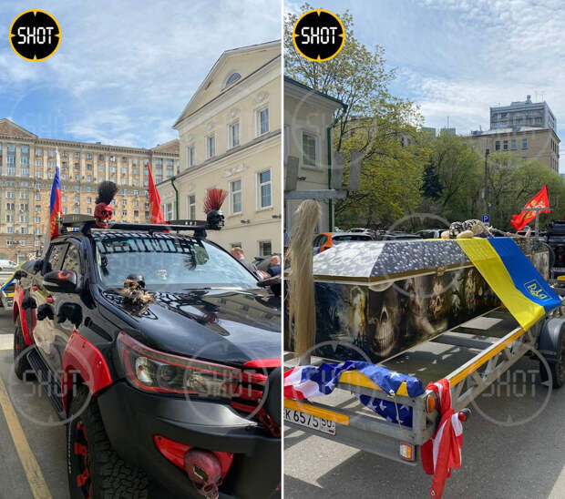 В Москве заметили "Колесницу апокалипсиса" с гробом, накрытым украинским флагом. Фото © Telegram / SHOT