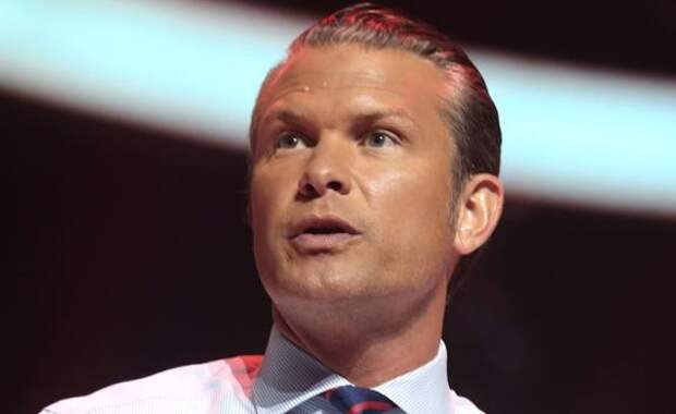 Политолог Блохин: отставка Хегсета возможна только в ноябре 2026 года