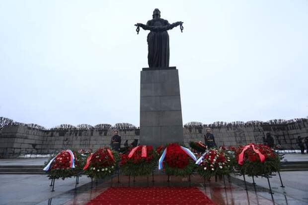 На Пискаревском кладбище состоялась церемония в память о жертвах блокады