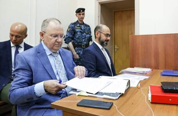 Заседание Басманного суда по делу о ликвидации еврейского агентства «Сохнут» в Москве. На фото: адвокат Андрей Гришаев (слева).