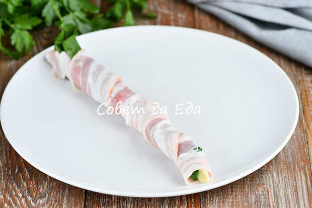 Закуска удивляет вкусом, количеством продуктов (их очень мало), способом и скоростью приготовления. На подготовку уходят считанные минуты, а на приготовление потребуется всего 10 минут.-4