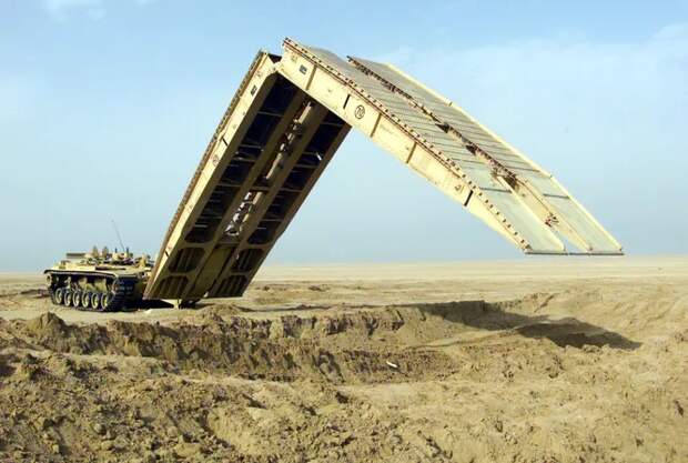 Танковый мостоукладчик M60 AVLB. Эта инженерная машина на базе танкового шасси создана, чтобы прокладывать дорогу другой тяжелой технике. Двигатель General Dynamics AVDS-1799-2ВК V12 дает 2343 кг/м и это только середина списка самых мощных!