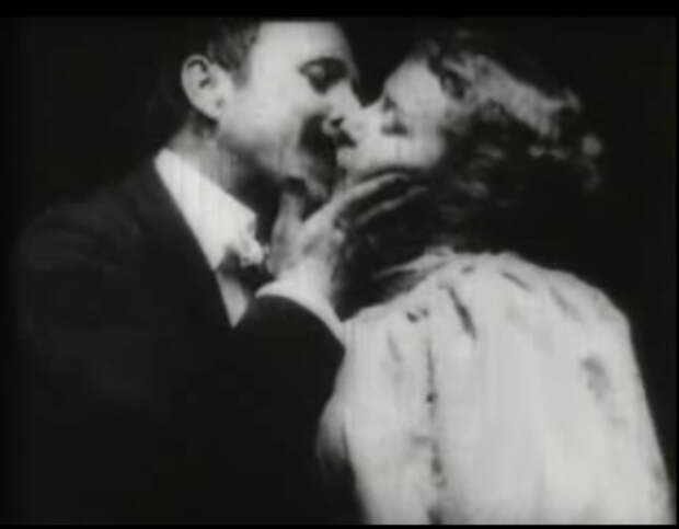 Кадр из 18-секундного фильма «Поцелуй» 1896 года