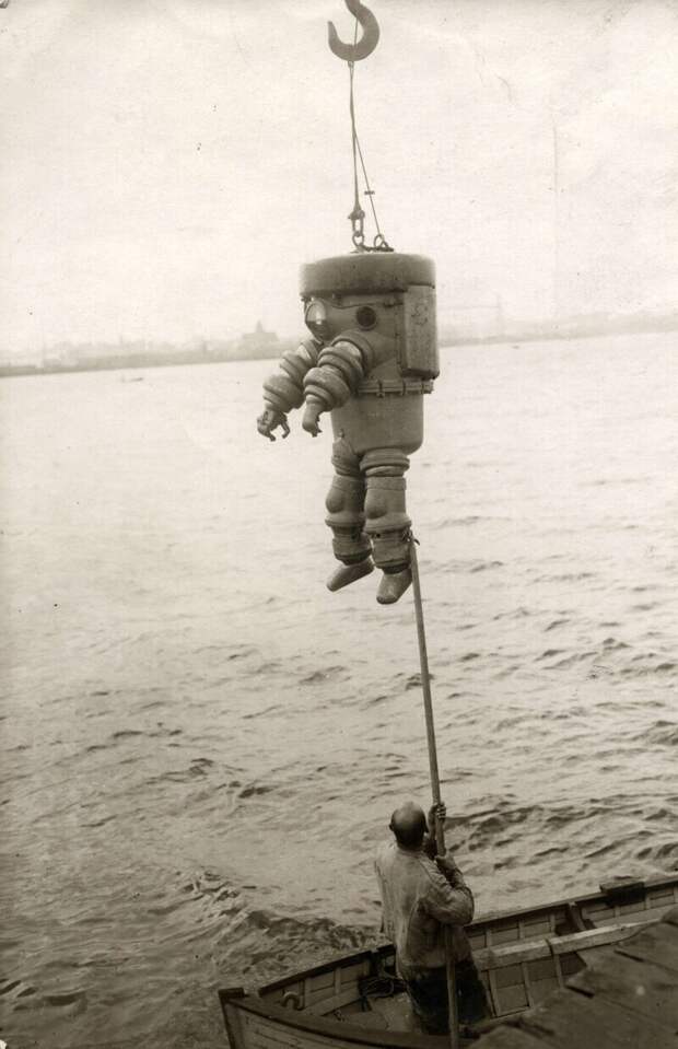 Водолазный костюм. Германия, 1922 г. Водолазный костюм. Германия, 1922 г.