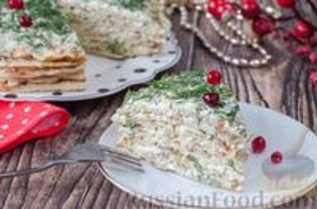 Фото к рецепту: Закусочный куриный торт с сыром, маринованными огурцами и оливками