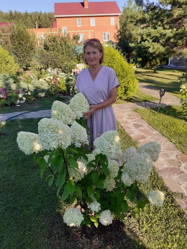 Татьяна - добрая фея своего прекрасного Уральского сада.