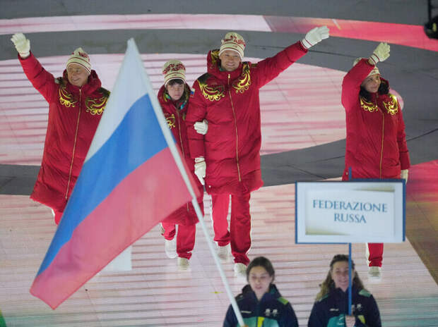 Российские паралимпийцы прошли в параде закрытия в национальной символике