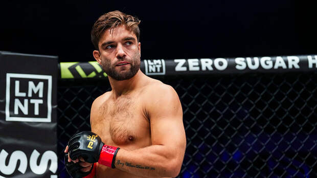 Усман Нурмагомедов задушил Альфи Дэвиса в третьем раунде и защитил пояс в лёгком весе PFL