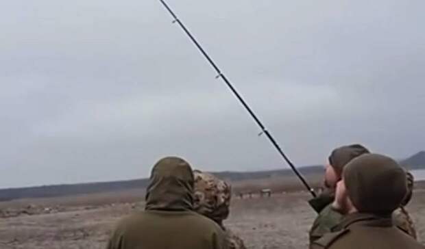 Бойцы прикрепили беспилотник к удочке для защиты от перехвата