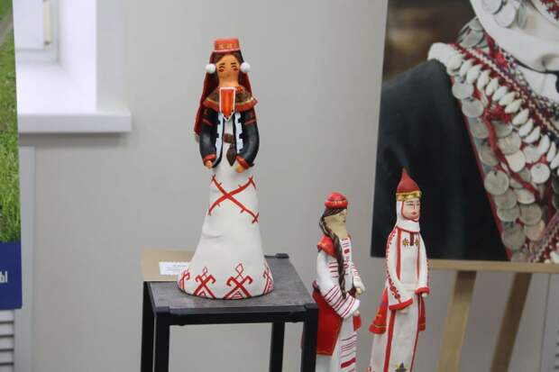 Алабуга студентлары милли киемле курчаклар коллекциясен тәкъдим итте