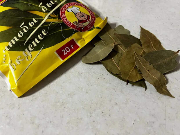 Каждую весну поджигаю лаврушку в тарелке: соседи думают, что я шаманю, а на деле — спасаю дом