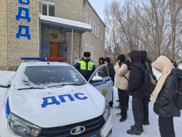 В Оренбургской области кувандыкские полицейские провели Всероссийскую акцию «Студенческий десант» для учащихся школ, приуроченную ко Дню российского студенчества