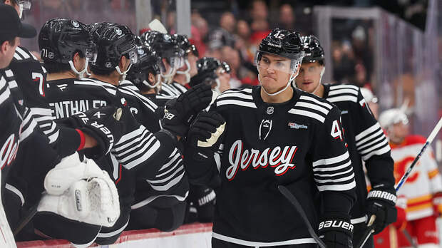 Дебютный гол Цыплакова за «Нью-Джерси» не помог обыграть «Калгари» в НХЛ