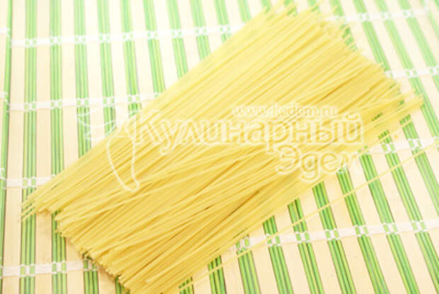 Спагетти отварить в подсоленной воде до готовности