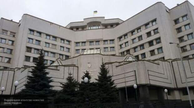 Зеленский и Конституционный суд обвиняют друг друга в попытке госпереворота: кто прав?
