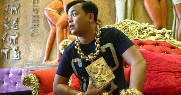 Золото, а не человек: вьетнамский бизнесмен носит на себе 13 кг украшений