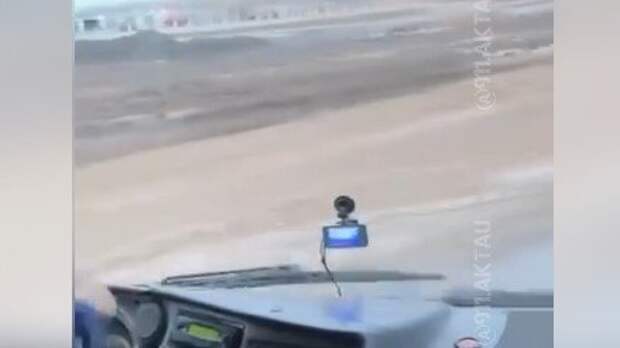 Вахтовый автобус съехал с обледеневшей трассы в Мангистау