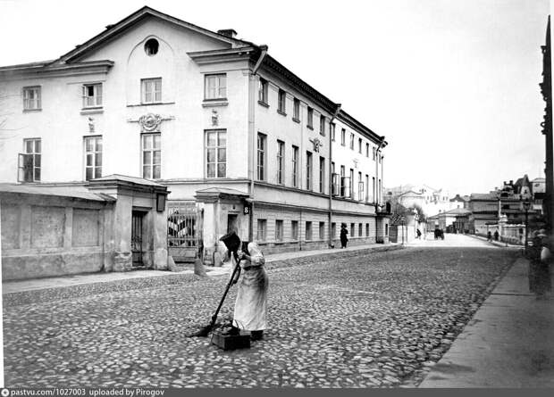 Дворник в Большом Лёвшинском переулке, 1912-1914. С сайта www.pastvu.com.