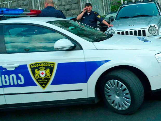В Тбилиси вооруженный мужчина взял заложников в банке