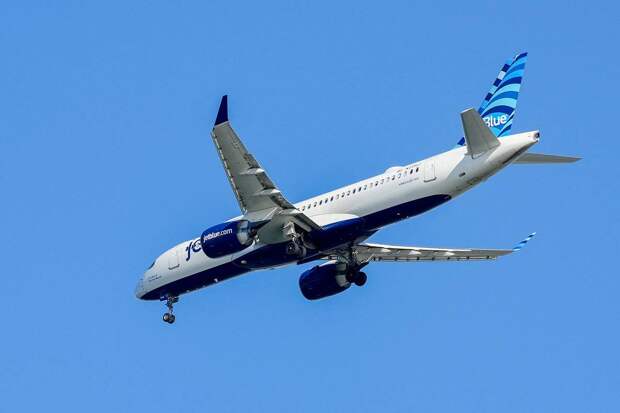 Двигатель самолета с 180 пассажирами на борту отказал после громкого хлопка