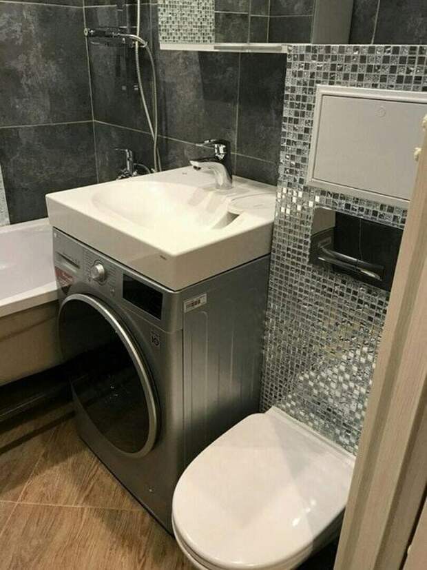 Хрущевские квартиры славятся своим небольшим размером, и ванная комната или туалет в них обычно являются одними из самых узких помещений.-21
