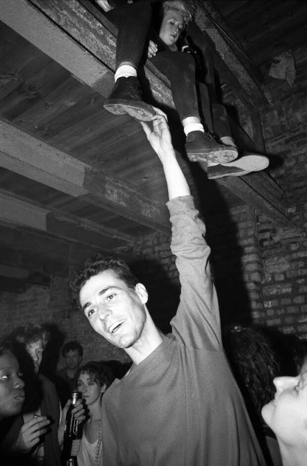 Беспечная ночная жизнь британцев в 80-90-х годах в объективе клубного фотографа Адама Фридмана