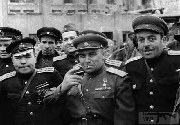 Николай Берзарин (в центре) и его сотрудники в освобождённом Берлине