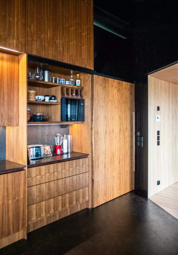 Раздвижные двери в кухонном гарнитуре — еще один интересный интерьерный прием