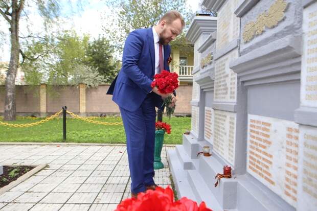 Глава района Строгино Виктор Коновалов возлагает цветы/ МСЗ