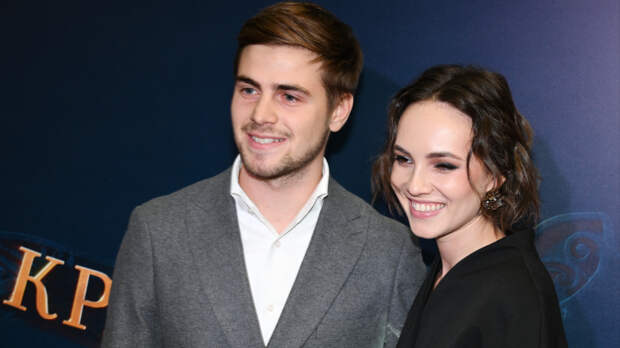 Стася Милославская пришла на премьеру с бойфрендом младше нее на восемь лет