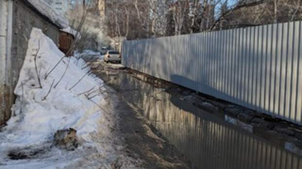 Забор строительной площадки на ул. Георгиева / Фото: amic.ru