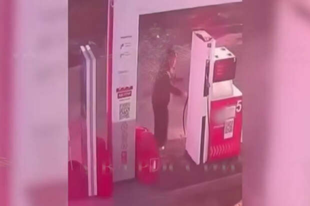 Подросток загорелся во время поджога заправки в Москве и попал на видео