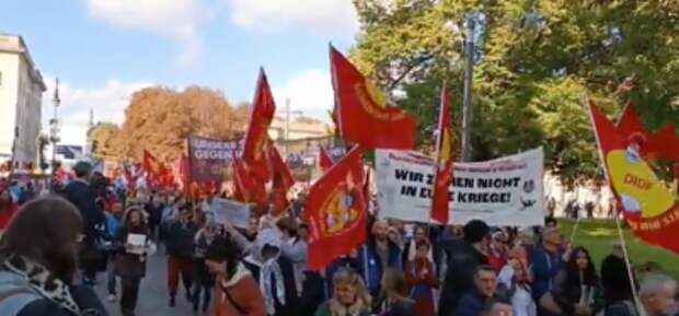 В Берлине проходит демонстрация против конфронтации отношений с Россией В Берлине проходит демонстрация против конфронтации отношений с Россией